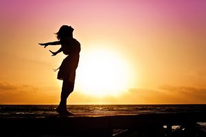 woman-happiness-sunrise-silhouette-40192.jpeg4 Étapes pour développer la Confiance avec la Symptothermie - MoonFlow