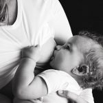 breastfeeding-2428378_640 Maman allaitant bébé