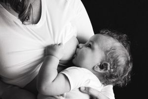 Maman allaitant bébé