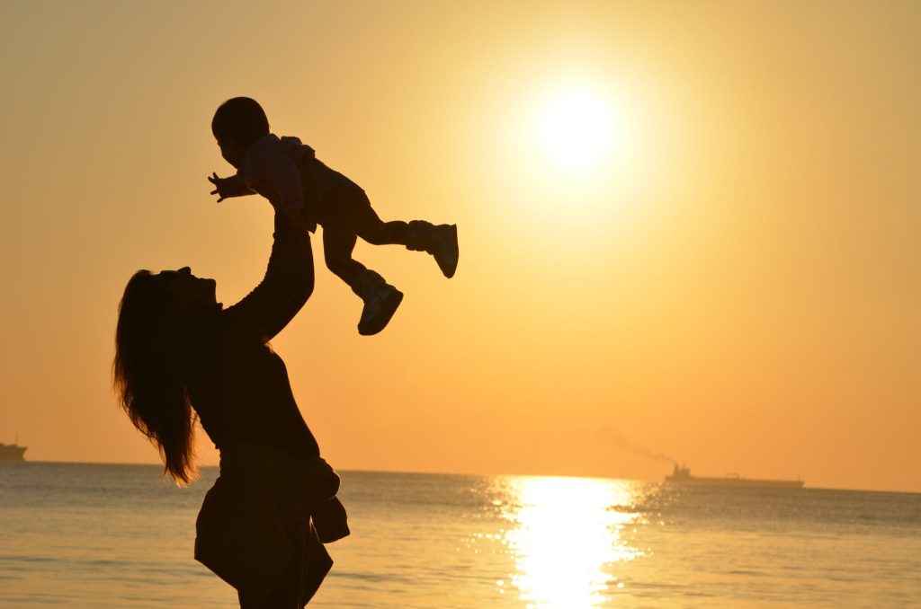 mother-daughter-love-sunset-51953 - MoonFlow santé mère nutrition allaitement bébé