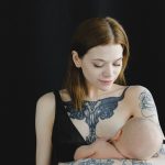 jeune femme allaitant son bébé alimentation et allaitement
