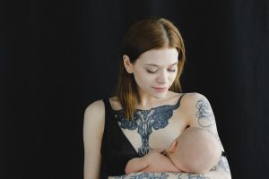 jeune femme allaitant son bébé alimentation et allaitement