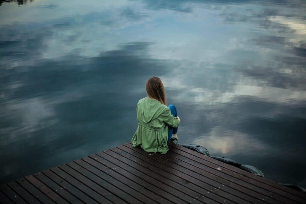 isolement - MoonFlow femme seule au bord de l'eau - endobelly