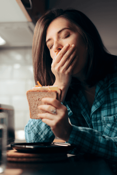 femme fatiguée avant ses règles et modification de la glycémie et sensibilité au cortisol